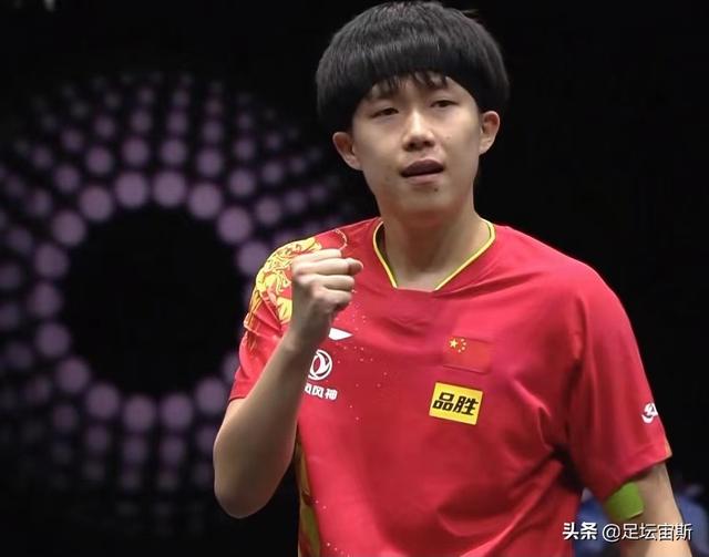 男乒乓球运动员王楚钦照片(男乒乓球世界冠军有几个)