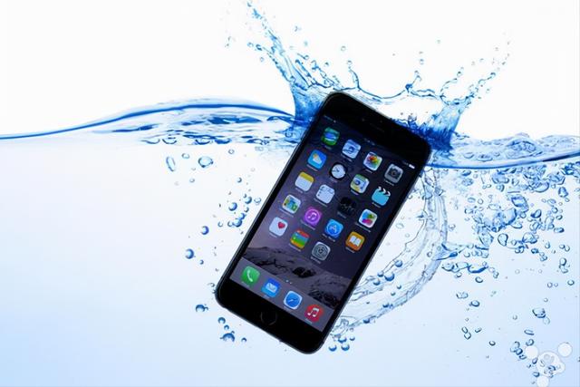 手机泡在水里了正确处理方法(手机进水会自己恢复吗)
