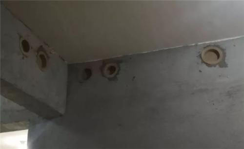 空调管漏水如何维修视频(空调漏水需要维修人员上门吗)