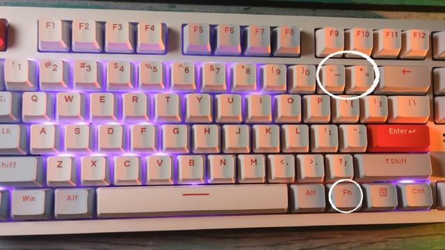 机械键盘灯光怎么切换色彩(键盘灯光开启是哪个键)