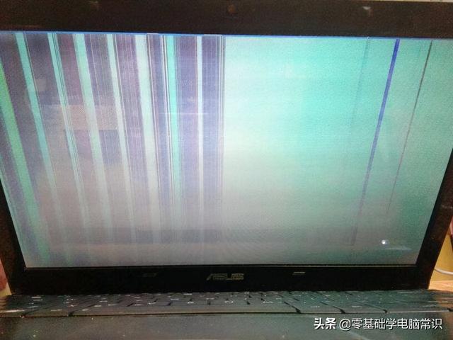 电脑屏幕有条纹并闪烁怎么办(电脑开机一条白杠一直闪烁)