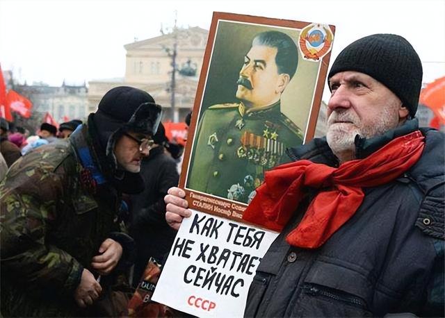 苏联跟苏修有什么区别(苏联和苏修的旗帜对比)